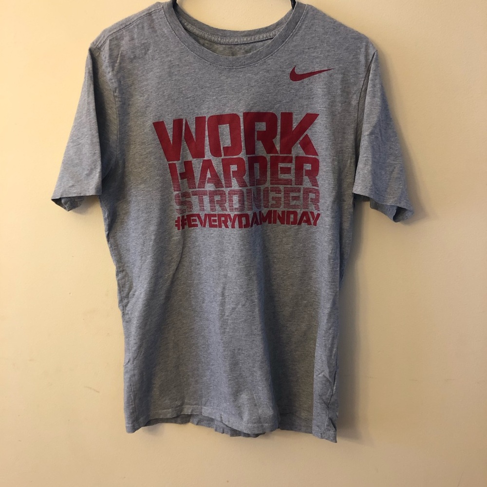 Youth Nike Tee. Gray . Size L